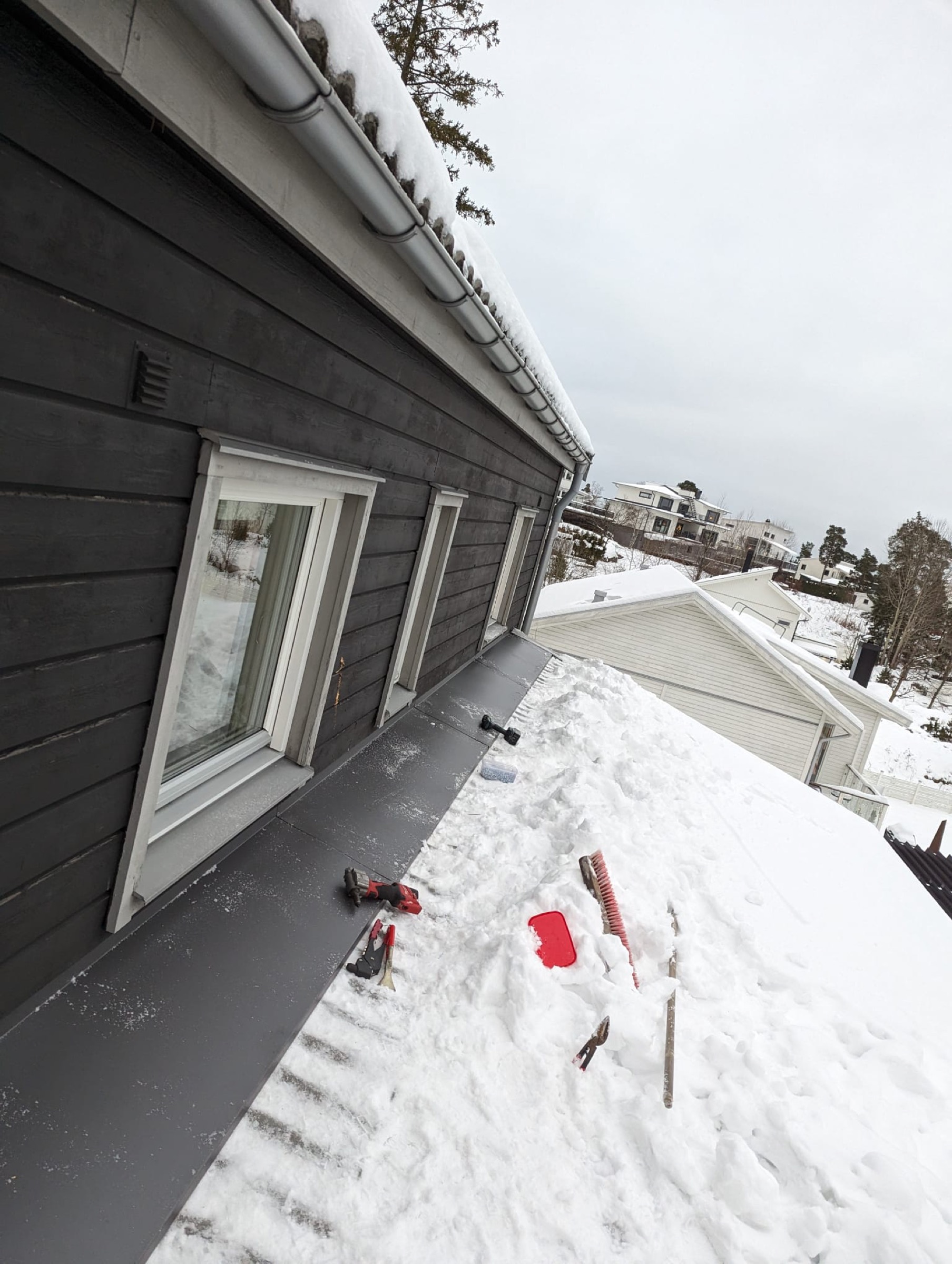Hängrennor i plåt monterade på takfot — del av komplett avvattningssystem från Arbetslag Bygg